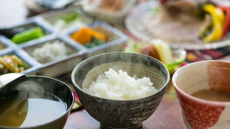 【朝食付きプラン】 山あいで迎える爽やかな朝。温泉で癒した体に優しくしみこむ、旅館の朝ごはん。